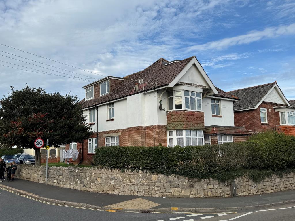 Lot: 93 - FIRST FLOOR FLAT FOR INVESTMENT - View of the building from the corner